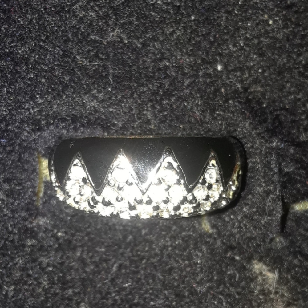 Exquisite designed Black and 18 K HGE